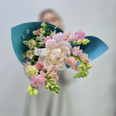 Авторский букет из леувенбека и пиона Счастье