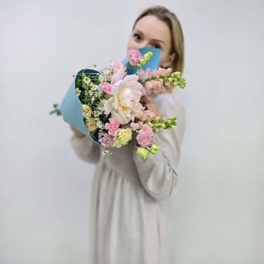 Авторский букет из леувенбека и пиона Счастье