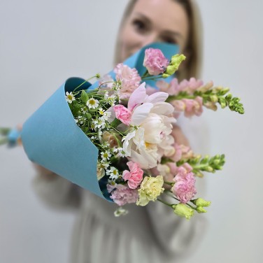 Авторский букет из леувенбека и пиона Счастье