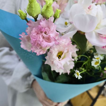 Авторский букет из леувенбека и пиона Счастье