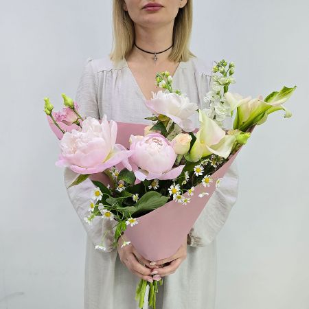 Авторский букет из маттиолы и пионов