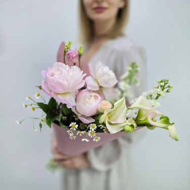 Авторский букет из маттиолы и пионов