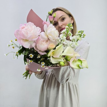 Авторский букет из маттиолы и пионов