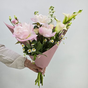 Авторский букет из маттиолы и пионов