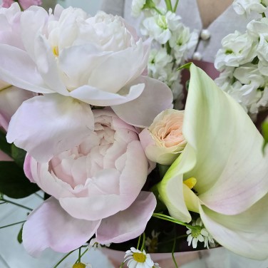 Авторский букет из маттиолы и пионов