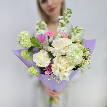 Летний букет из роз и маттиол