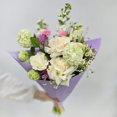 Летний букет из роз и маттиол