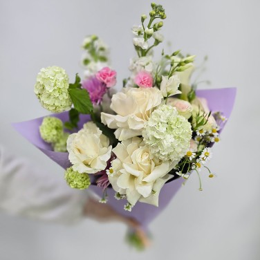 Летний букет из роз и маттиол