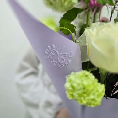 Летний букет из роз и маттиол