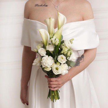 Букет невесты из калл и лизиантуса