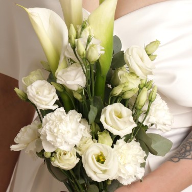 Букет невесты из калл и лизиантуса