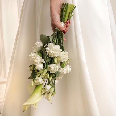 Букет невесты из калл и лизиантуса