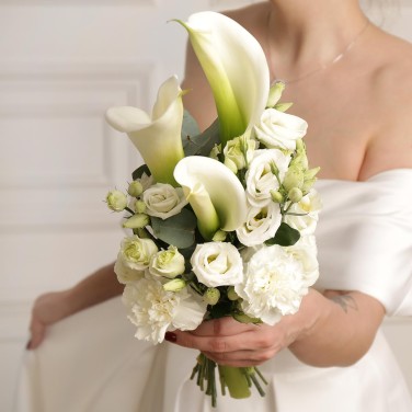 Букет невесты из калл и лизиантуса