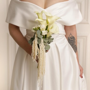 Современный свадебный букет из калл и фрезий