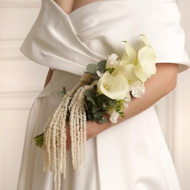 Современный свадебный букет из калл и фрезий