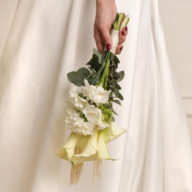 Современный свадебный букет из калл и фрезий