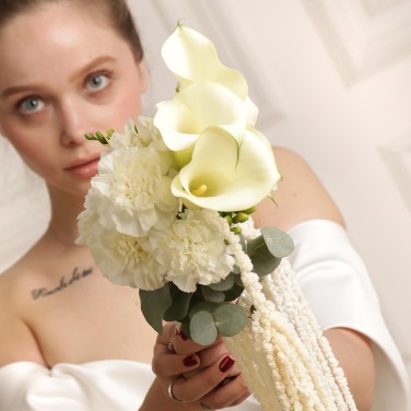 Современный свадебный букет из калл и фрезий