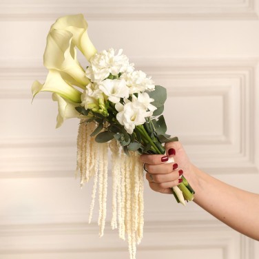 Современный свадебный букет из калл и фрезий