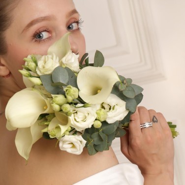 Букет невесты из лизиантуса и калл