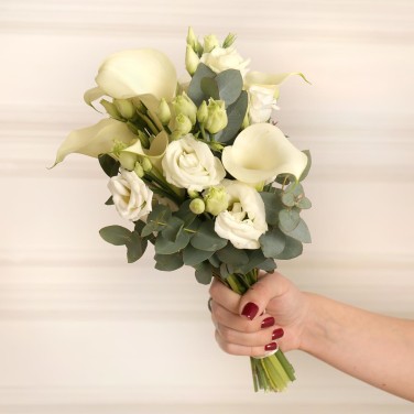 Букет невесты из лизиантуса и калл