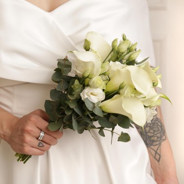 Букет невесты из лизиантуса и калл