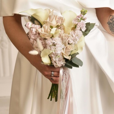 Букет невесты из калл и маттиол