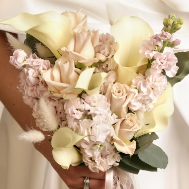 Букет невесты из калл и маттиол