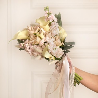 Букет невесты из калл и маттиол