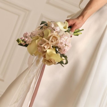 Букет невесты из калл и маттиол