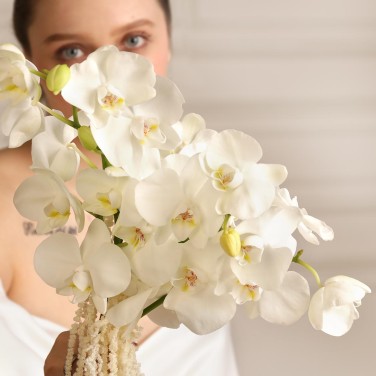 Элегантный свадебный букет из белых орхидей