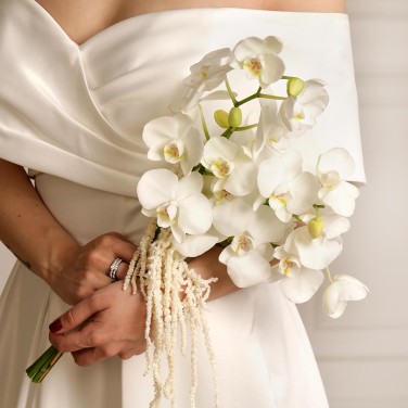 Элегантный свадебный букет из белых орхидей