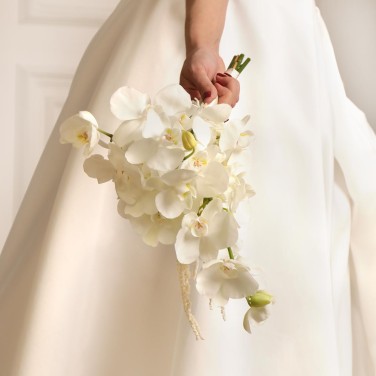 Элегантный свадебный букет из белых орхидей