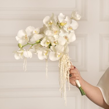 Элегантный свадебный букет из белых орхидей