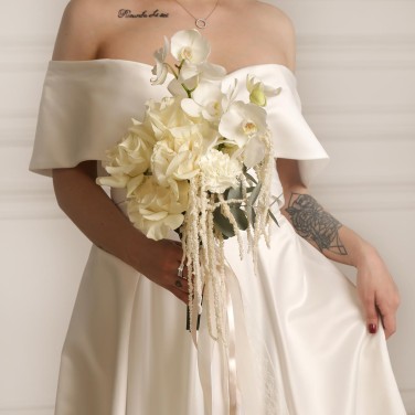 Свадебный букет с пудровыми розами и фаленопсисом