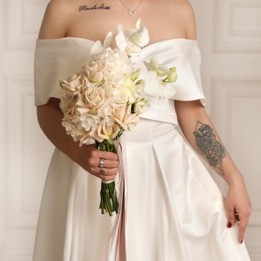 Свадебный букет с пудровыми розами и фаленопсисом