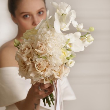 Свадебный букет с пудровыми розами и фаленопсисом