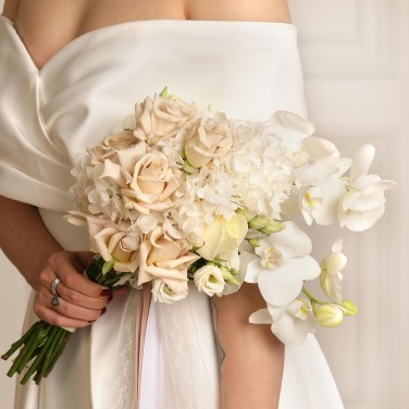 Свадебный букет с пудровыми розами и фаленопсисом