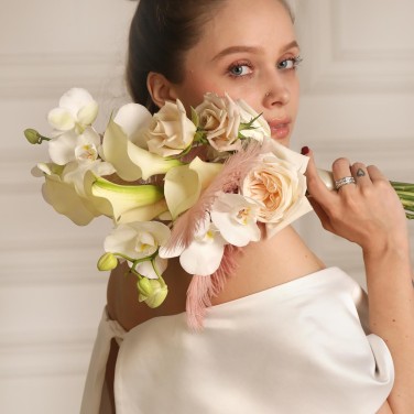 Модный элегантный свадебный букет с каллами