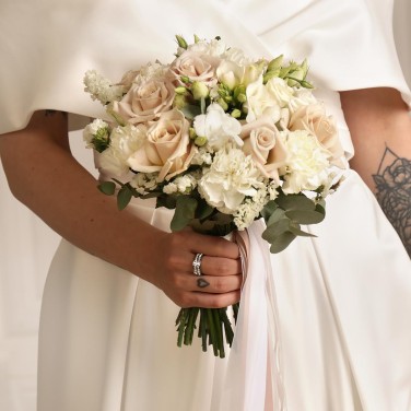 Круглый свадебный букет с пудровыми розами