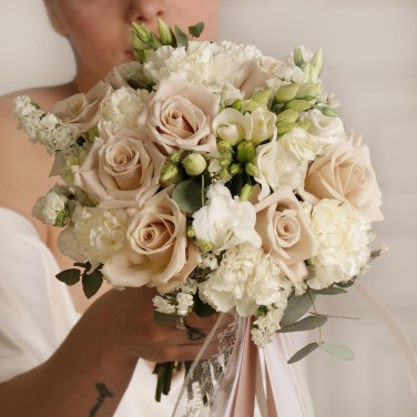 Круглый свадебный букет с пудровыми розами