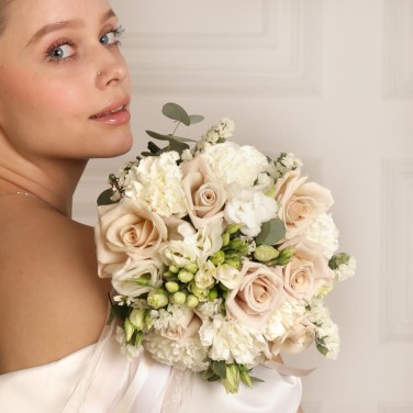 Круглый свадебный букет с пудровыми розами