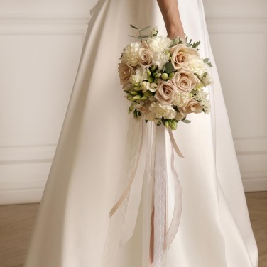 Круглый свадебный букет с пудровыми розами