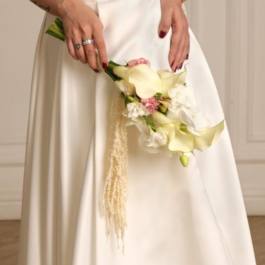 Элегантный букет невесты из калл и фрезий