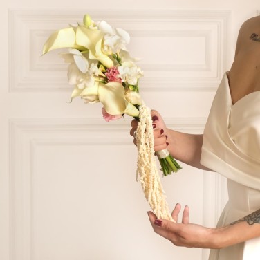 Элегантный букет невесты из калл и фрезий