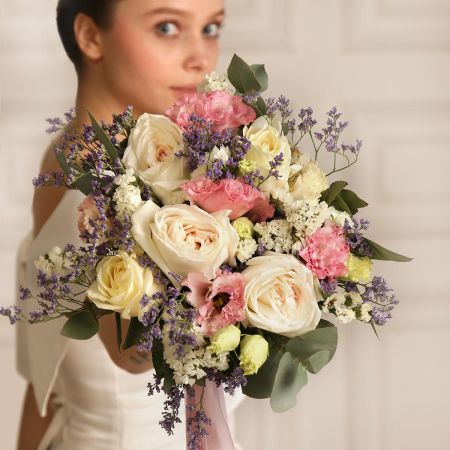 Свадебный букет с розами и лизиантусом