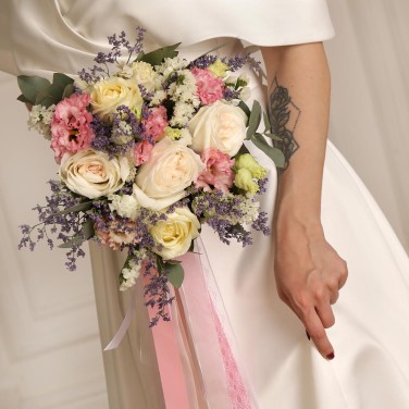 Свадебный букет с розами и лизиантусом