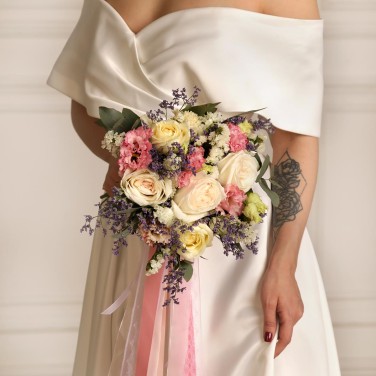 Свадебный букет с розами и лизиантусом