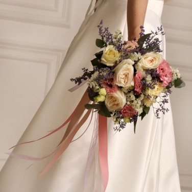 Свадебный букет с розами и лизиантусом