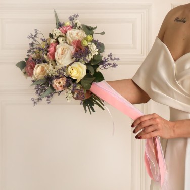 Свадебный букет с розами и лизиантусом