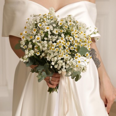 Свадебный букет из ромашек и гипсофилы